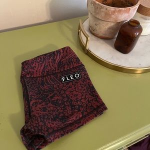 Fleo original style. Size small